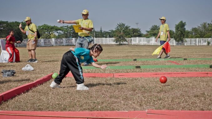 Peserta didik di Olimpiade Olahraga Siswa Nasional Peserta Didik Berkebutuhan Khusus (O2SN PDBK) yang berlangsung di lapangan luar Stadion Pakansari, Cibinong, Kabupaten Bogor, 12 September 2023