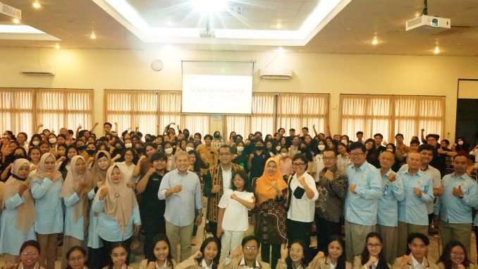 Seminar Nasional Fakultas Farmasi (FF) Universitas Sanata Dharma (USD) dengan tema “Sistem Kesehatan Nasional : Transformasi Kesehatan untuk Indonesia Maju” di Ruang Seminar Koendjono, Kampus 2 USD pada Sabtu, 11 November 2023