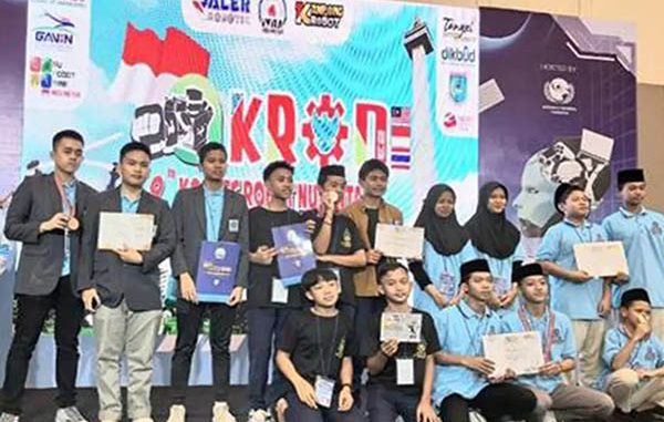 Siswa MTs Tahfidz Yanbu’ul Qur’an Kudus berhasil meraih juara 1 dan 2 di ajang KRON Asian Robotic Competition 2023. (dok.sekolah)