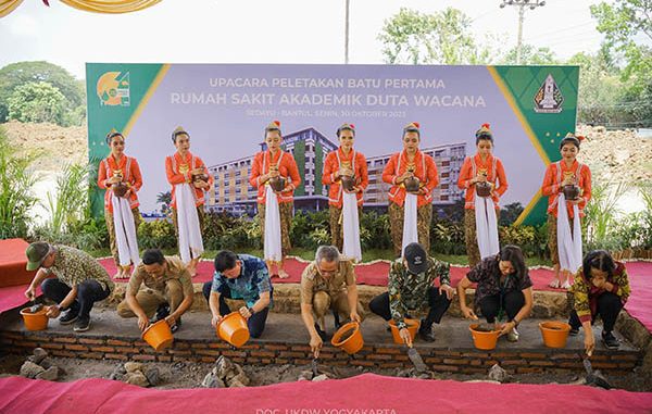 Peletakan batu pertama Rumah Sakit (RS) Akademik Duta Wacana di Bantul. (dok.UKDW)