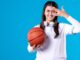 Seorang remaja perempuan memegang bola basket. (by freepik)