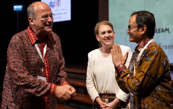 Direktur Nuffic Southeast Asia (SEA), Peter van Tuijl bersama Direktur Jenderal Pendidikan Tinggi Kemendikbud, Prof. Ir. Nizam, M.Sc., DIC, Ph.D.