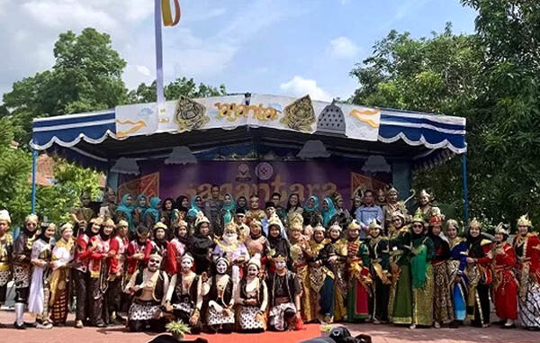 Festival budaya memperingati HUT ke-11 SMK Kesehatan Binatama. (dok.sekolah)