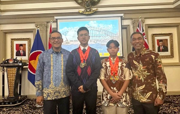 Dua siswa Indonesia meraih medali emas matematika dan bahasa Inggris di Australia. (dok.kemdikbudristek)