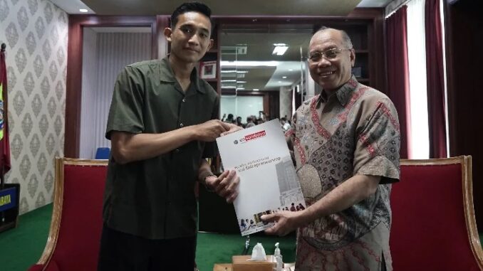 Kapten Timnas Indonesia, Rizky Ridho Ramadhani bersama Rektor UM Surabaya, Dr. dr. Sukadiono, MM
