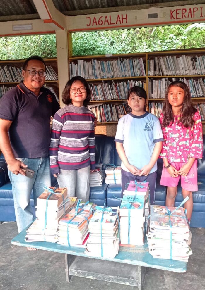 Siswi lulusan SMA PL Van Lith Muntilan di Jawa Tengah bernama Rachel menyumbangkan buku-buku bacaan dań buku pelajaran yang tidak digunakannya untuk anak-anak di Rumah Baca Komunitas Merapi (RBKM) yang teletak di lereng Gunung Merapi