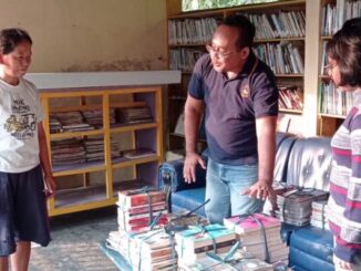 Siswi lulusan SMA PL Van Lith Muntilan di Jawa Tengah bernama Rachel menyumbangkan buku-buku bacaan dań buku pelajaran yang tidak digunakannya untuk anak-anak di Rumah Baca Komunitas Merapi (RBKM) yang teletak di lereng Gunung Merapi