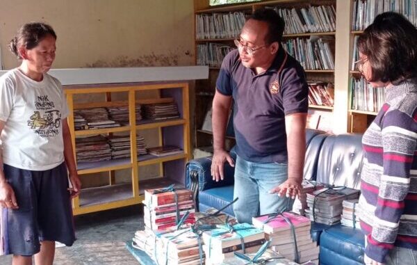 Siswi lulusan SMA PL Van Lith Muntilan di Jawa Tengah bernama Rachel menyumbangkan buku-buku bacaan dań buku pelajaran yang tidak digunakannya untuk anak-anak di Rumah Baca Komunitas Merapi (RBKM) yang teletak di lereng Gunung Merapi