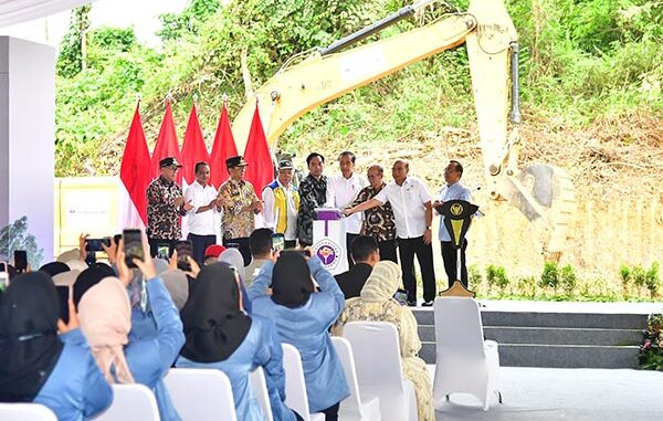 Presiden Jokowi melakukan peletakan batu pertama atau groundbreaking Universitas Gunadarma di Kawasan Ibu Kota Nusantara (IKN) (foto: BPMI Setpres/Vico)
