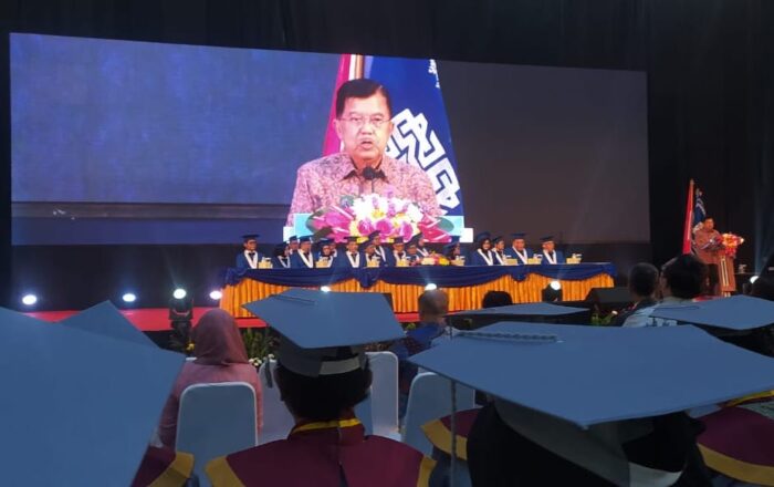 Ketua Umum Pembina Yayasan Wakaf Paramadina, HM. Jusuf Kalla memberikan sambutan di acara Wisuda Universitas Paramadina ke-40 yang berlangsung di Convention Hall - Gedung SMESCO Jakarta, Sabtu, 15 Juni 2024