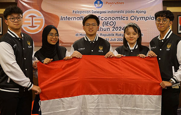 Lima siswa-siswi perwakilan Indonesia di ajang IEO 2024. (dok.puspresnas)
