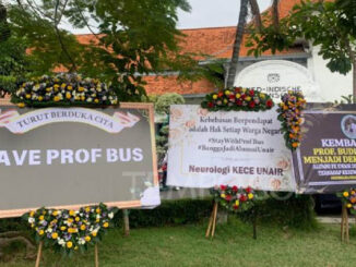 Sejumlah karangan bunga dalam aksi Save Prof Bus di Unair. (Ist.)