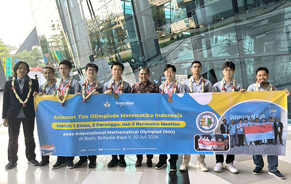 Tim Olimpiade Matematika Indonesia saat tiba di Bandara Soekarno-Hatta. (dok.puspresnas)