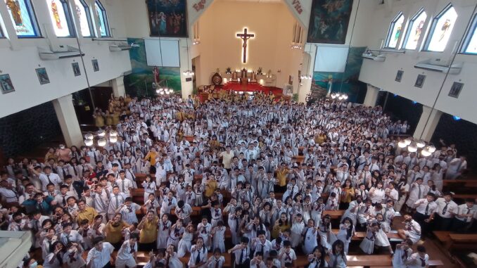 Peserta didik Sekolah Santo Antonius Jakarta mengikuti pembukaan tahun ajaran baru 2024-2025