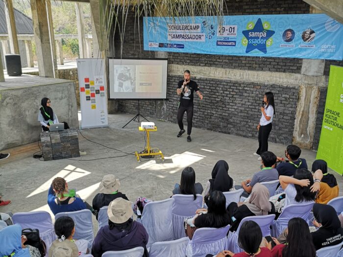 Siswa-siswi SMA dari berbagai kota menjadi duta keberlanjutan yang dikenal sebagai Sampassador berada di Yogyakarta pada Kamis, 1 Agustus 2024