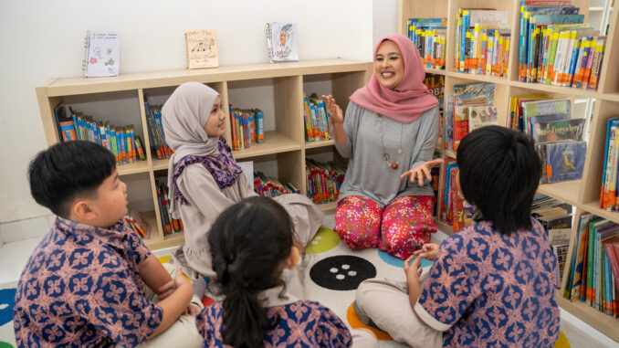 Pendiri Cikal, Najelaa Shihab bersama peserta didik Sekolah Cikal