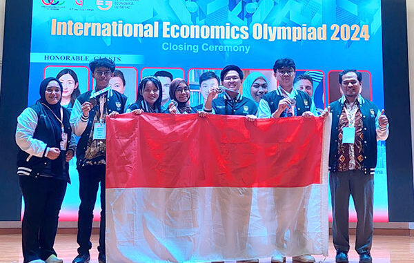 Tim Olimpiade Ekonomi Indonesia berhasil meraih dua medali perak dan dua medali perunggu. (dok.puspresnas)