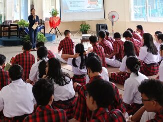 Dosen Psikologi Universitas Kristen Satya Wacana Salatiga, Maria Nugraheni Mardi Rahayu M.Psi di SMA Tarakanita Magelang