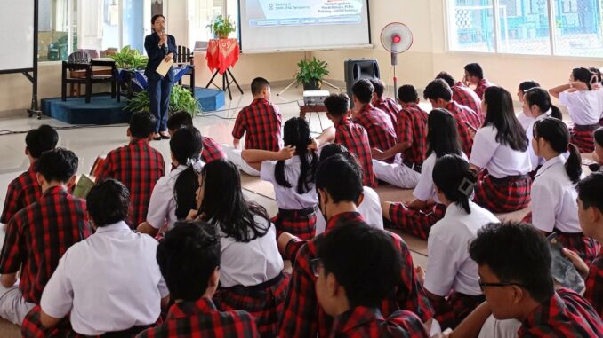Dosen Psikologi Universitas Kristen Satya Wacana Salatiga, Maria Nugraheni Mardi Rahayu M.Psi di SMA Tarakanita Magelang