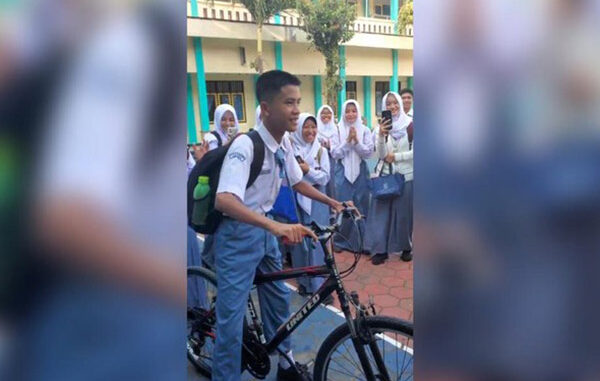 Tangkapan layar dari video aksi sosial siswa SMA Negeri 1 Karanganyar. (@sriharyati999)