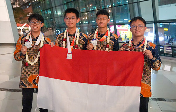 Tim Indonesia meraih tiga medali perak dan satu medali perunggu di Olimpiade Informatika Internasional atau International Olympiad in Informatics (IOI). (dok.puspresnas)