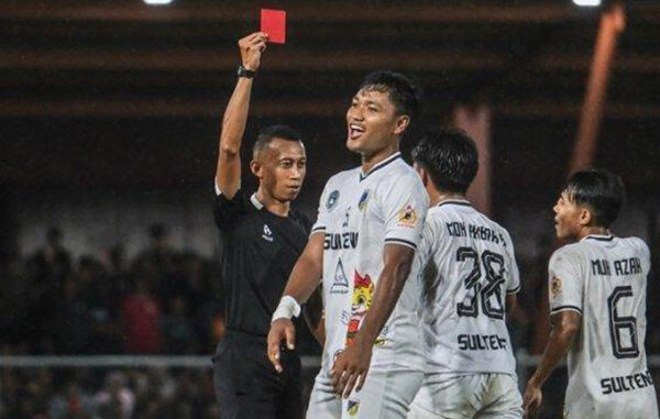 Wasit Eko Agus Sugiharto memberikan kartu merah kepada pemain tim Sulawesi Tengah. (Ist.)