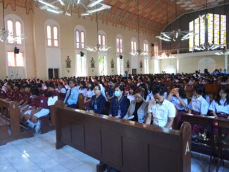 Peserta didik SMA Tarakanita Magelang meningkatkan religiusitas dengan mengikuti misa pembukaan BKSN di Gereja St. Ignatius, Magelang