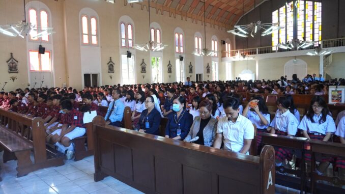 Peserta didik SMA Tarakanita Magelang meningkatkan religiusitas dengan mengikuti misa pembukaan BKSN di Gereja St. Ignatius, Magelang