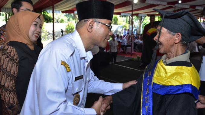 wisuda lansia oleh pemkab Boyolali (boyolali.go.id)