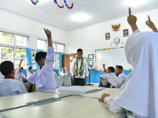 Mendikdasmen Abdul Mu'ti mengajar di sebuah kelas. (dok.kemendikdasmen)