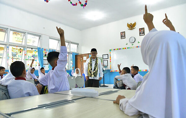 Mendikdasmen Abdul Mu'ti mengajar di sebuah kelas. (dok.kemendikdasmen)