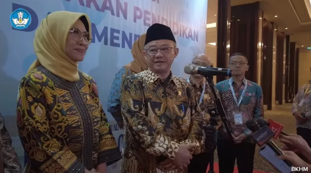 Menidkdasmen Abdul Mu'ti dan Ketua Komisi X DPR RI Hetifah Sjaifudian