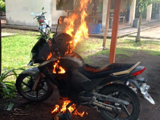 siswa tega bakar motor kepala sekolahnya (Ist).